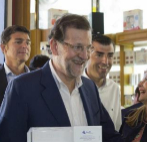 Rajoy, ayer en Tenerife, acompaado de Australia Navarro, candidata...