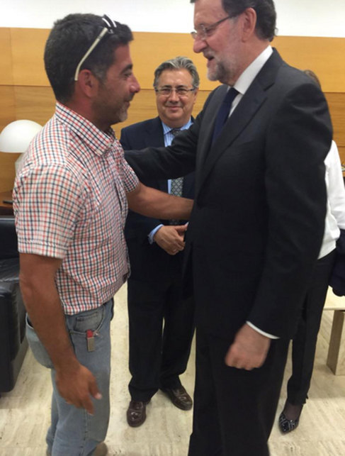 Foto publicada en la cuenta de Twitter de Mariano Rajoy, junto a...