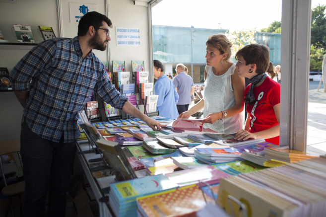 Un librero atiende a unos clientes en la Feria del Libro.