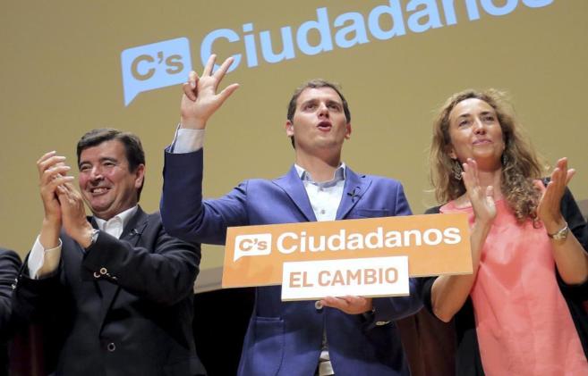 Albert Rivera, con los candidatos de Ciudadanos en Valencia.