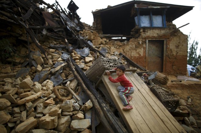 Un nio, entre los escombros de un edificio arrasado por el terremoto...