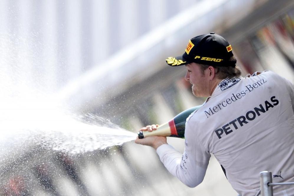 El piloto de Mercedes Nico Rosberg celebra su victoria en el GP de...