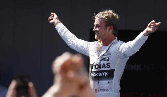 Nico Rosberg celebra su victoria sobre su monoplaza.