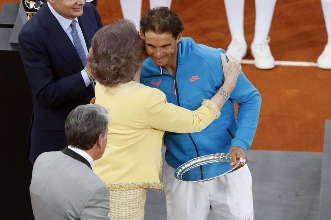 El tenista espaol Rafael Nadal saluda a la reina Sofa.