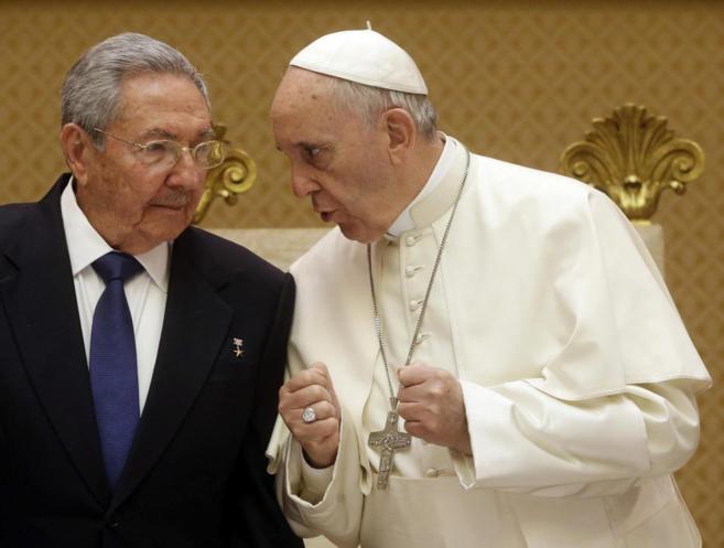 El Papa Francisco (dcha) conversa con el presidente de Cuba, Raúl...