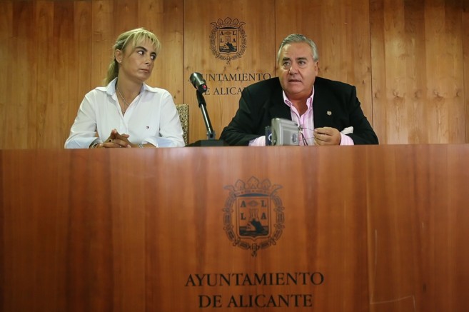 Luis Díaz Alperi y Sonia Castedo, en una rueda de prensa.