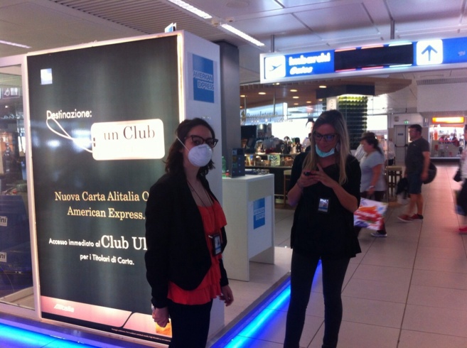 Trabajadoras con mascarilla, en el aeropuerto de Fiumicino.