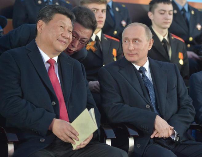 El presidente ruso, Vladimir Putin, mira a su homólogo chino, Xi...