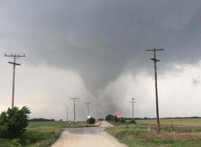 Un tornado pasa por la localidad de Cisco en Texas.