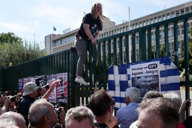 Una ex empleada de la televisin pblica griega, protesta a las...