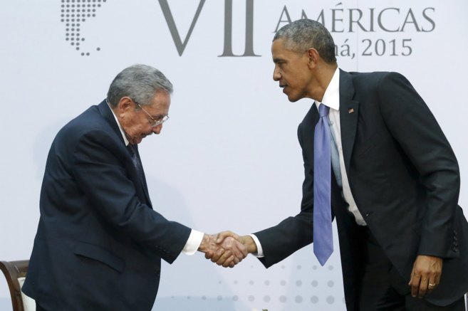 Ral Castro y Barack Obama se saludan el pasado 11 de abril en la...