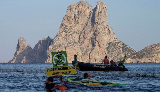 Accin de Greenpeace frente a la costa de Ibiza contra las...