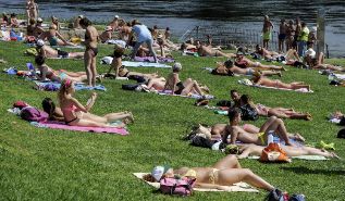 Numerosas personas disfrutando ayer del sol en la zona fluvial del Rio...