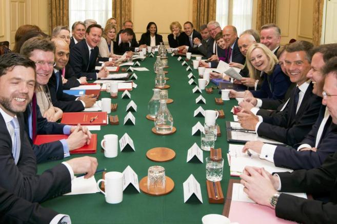 Cameron, con su flamante Gabinete, en su primera reunión tras las...