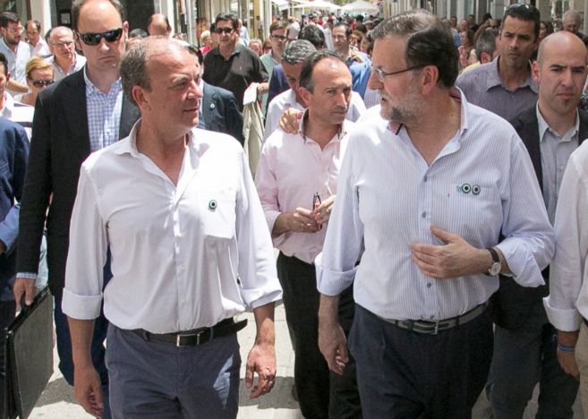 Mariano Rajoy junto al candidato del PP a la Presidencia de...