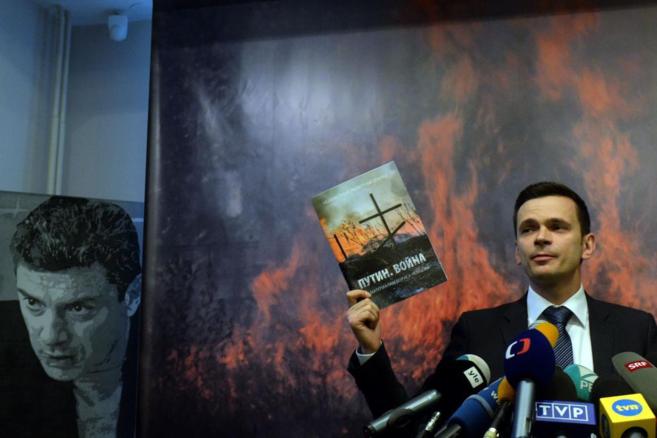 El activista ruso Ilya Yashin durante la presentacin del informe...