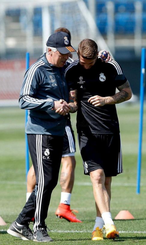 Ancelotti charla con Ramos durante un entrenamiento.