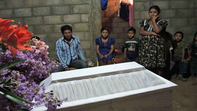 Varios familiares de uno de los bebs fallecidos durante el...