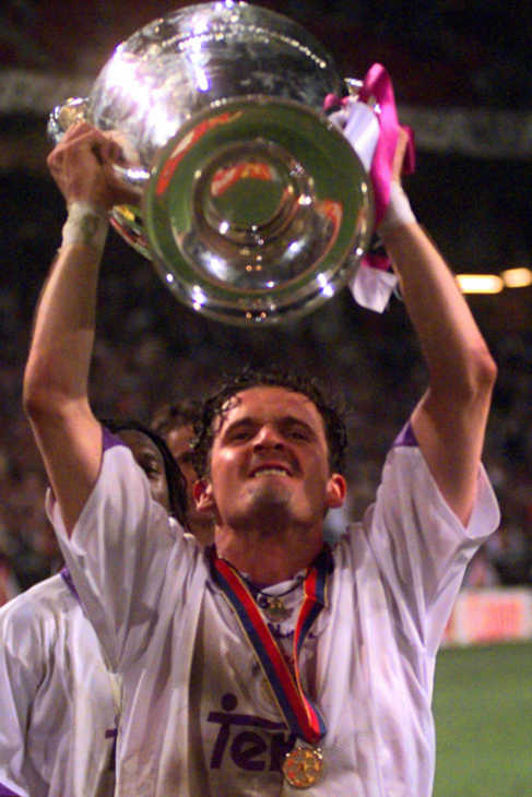 Mijatovic levanta la Copa de Europa de 1998.
