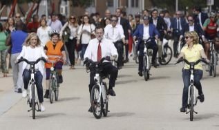 Cifuentes, Rajoy y Aguirre, en bici por Madrid. Foto: EFE
