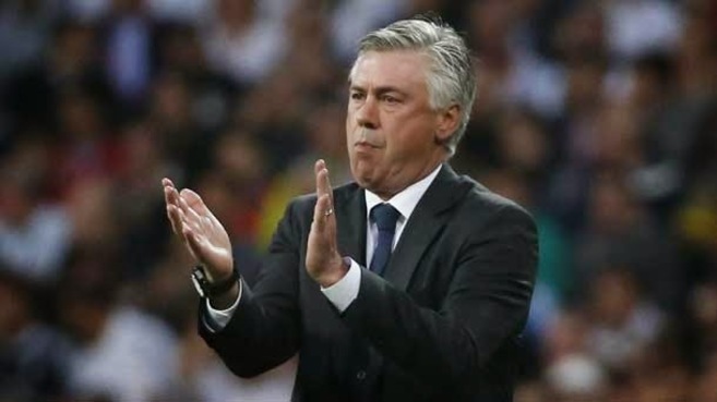 Carlo Ancelotti aplaudi a Clos Gmez, rbitro del Real...