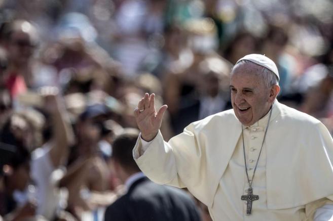 El Papa Francisco saluda a los fieles a su llegada a la Plaza de San...