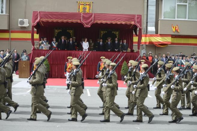 Guardias civiles desfilando ante el ministro y la Reina, este...