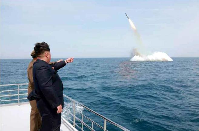 Kim Jong-un seala el lugar del lanzamiento de un misil balstico...