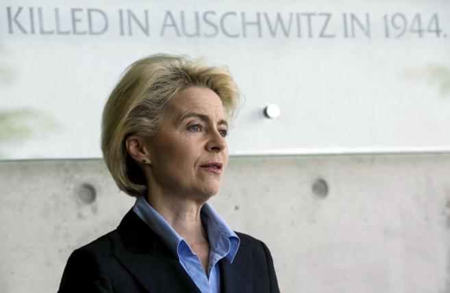Ursula von der Leyen durante una visita al Memorial del Holocausto, en...