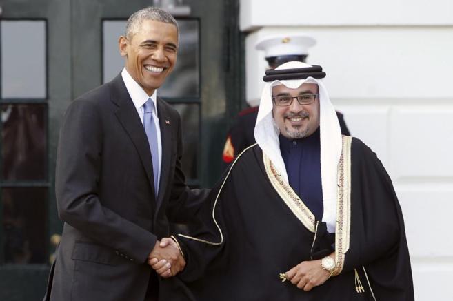 El presidente de EEUU saluda al prncipe de Bahrein Salman bin Hamad.