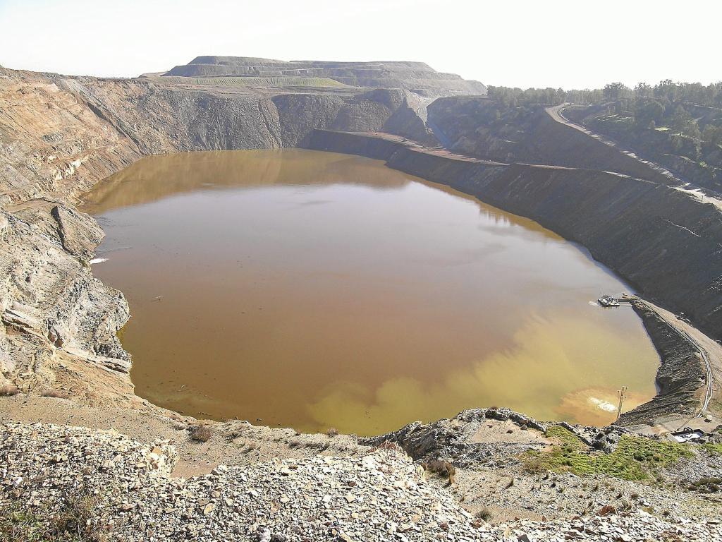 La balsa de aguas cidas de la mina de Aznalcllar