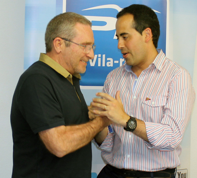 Manuel Vilanova, este mircoles, saluda al candidato del PP a la...
