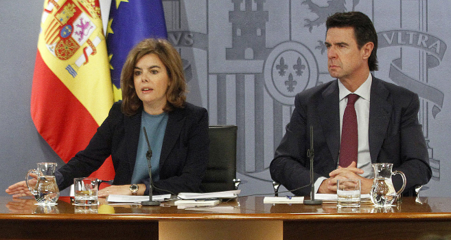 El ministro de Industria, Jos manuel Soria (d), junto a la...