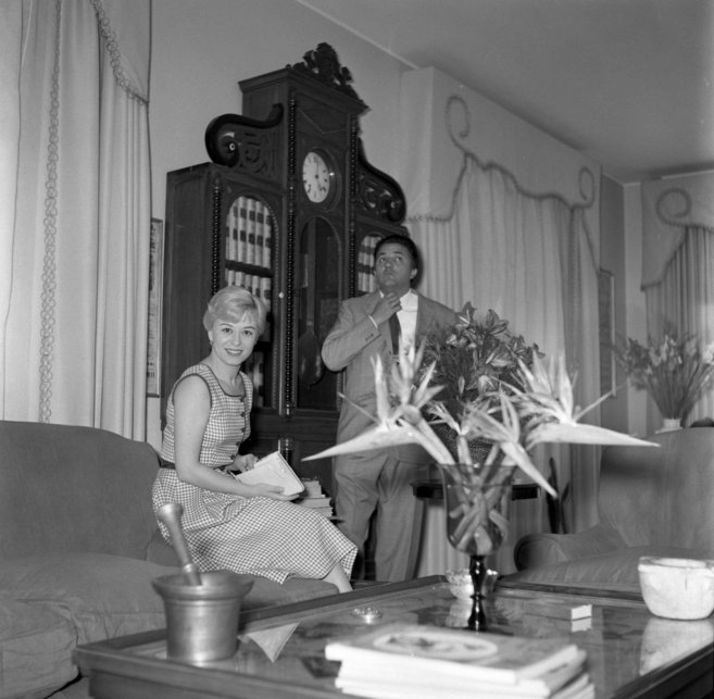 Fellini y Giulietta Masina, en su residencia romana en 1957.