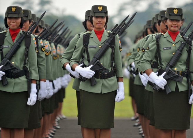 Mujeres soldado forman durante la ceremonia del aniversario número 65...