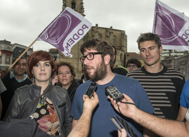El eurodiputado Migue Urban atiende a los medios en Bilbao.