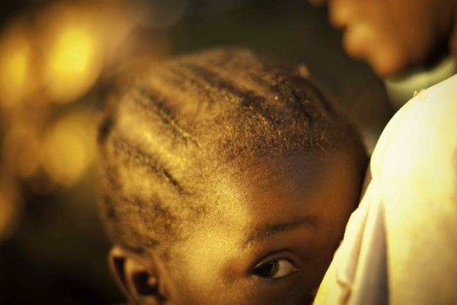 Un nio, junto a su madre en Zemio (Repblica Centroafricana).