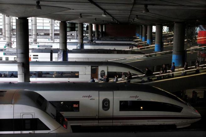 Trenes AVE en la estacin de Atocha, en Madrid.