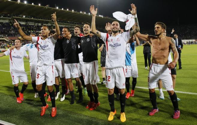 Los jugadores del Sevilla celebran el pase con los aficionados...