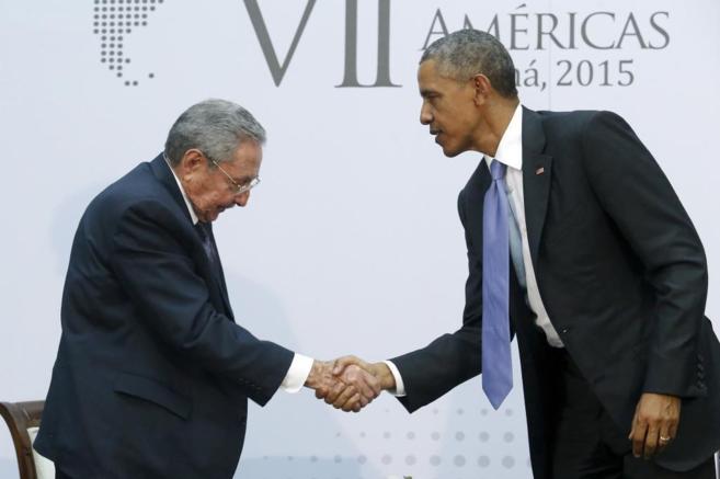Raúl Castro y Obama se saludan durante la cumbre de Panamá.
