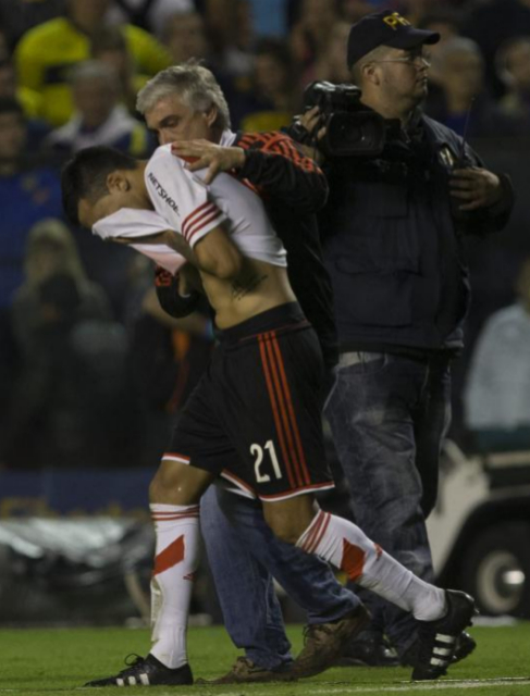 Leonel Vangioni, de River Plate es asistido al salir del tnel.
