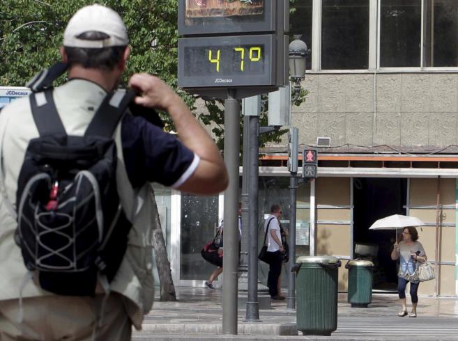 Un termmetro marca 47 grados en Valencia, este jueves.