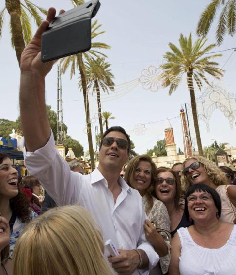 Pedro Snchez se fotografa con varias mujeres ayer en Jerez de la...