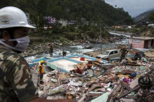 Nepales en las labores de rescate en Dolakha.