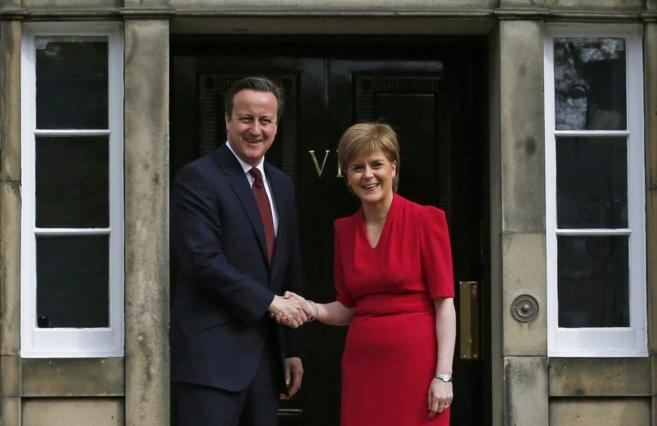 David Cameron y Nicola Sturgeon durante el encuentro de hoy, en...