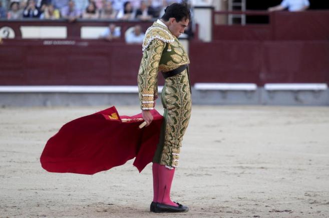 Jiménez Fortes, durante la lidia del tercer toro en Las Ventas, al...