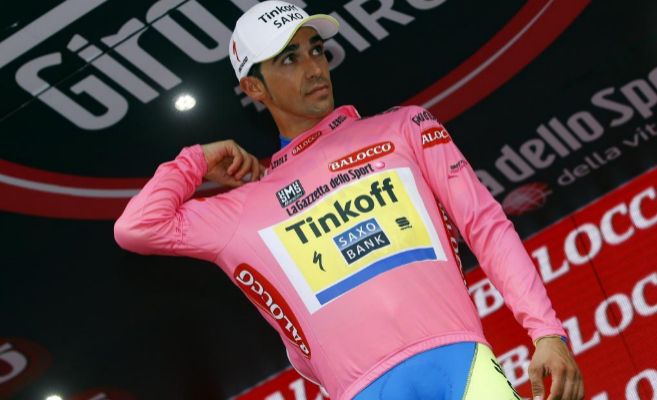 Contador, con el brazo izquierdo inmvil, en el podio de Fiuggi.