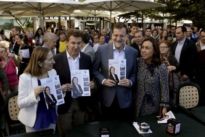 Rajoy, junto a la ministra Ana Pastor, el presidente de la Xunta,...