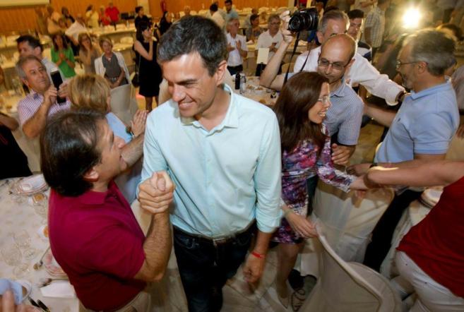 Pedro Snchez saluda a un simpatizante en Cartagena (Murcia).
