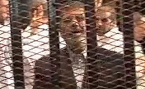 Mohamed Mursi, durante el juicio en El Cairo.